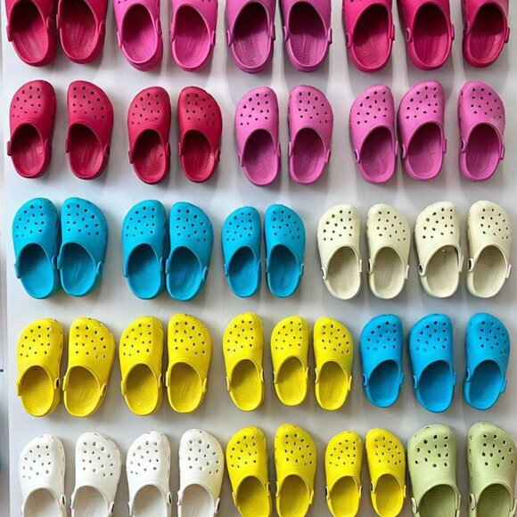 Crocs Classic Clog Unisex Slip Shoe - Ultra Light Water-Friendly Sandals - Black - Picture 3 of 9